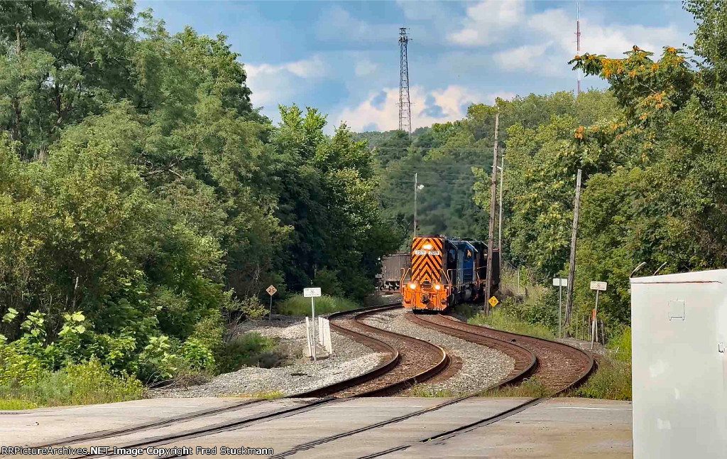 WE 7019 leads the loads through the slalom at Arlington St.